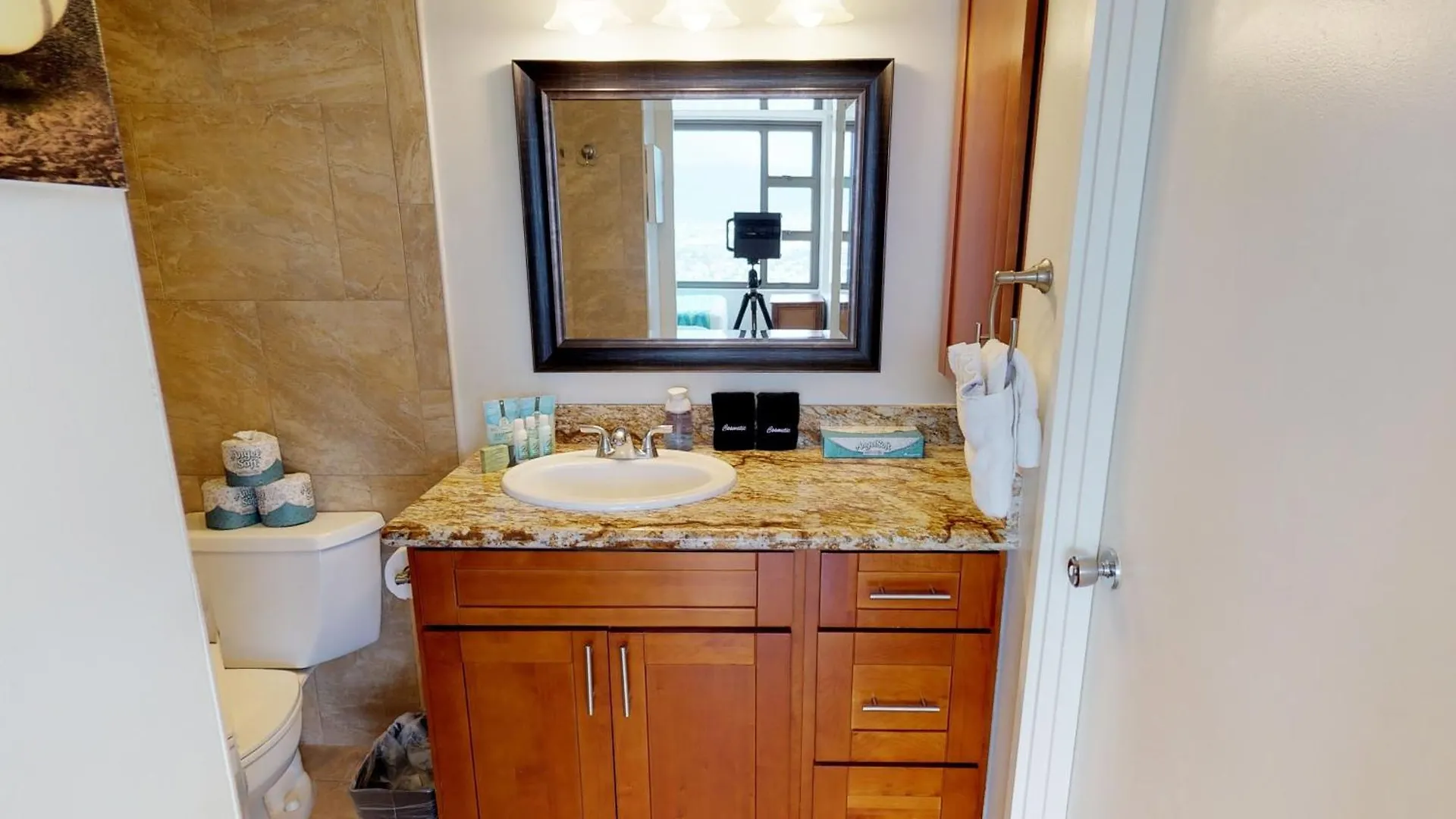 Sky-High Waikiki Escape--Mountain And Golf Course Views, Steps To The Beach And Free Parking Honolulu 0*,  Estados Unidos