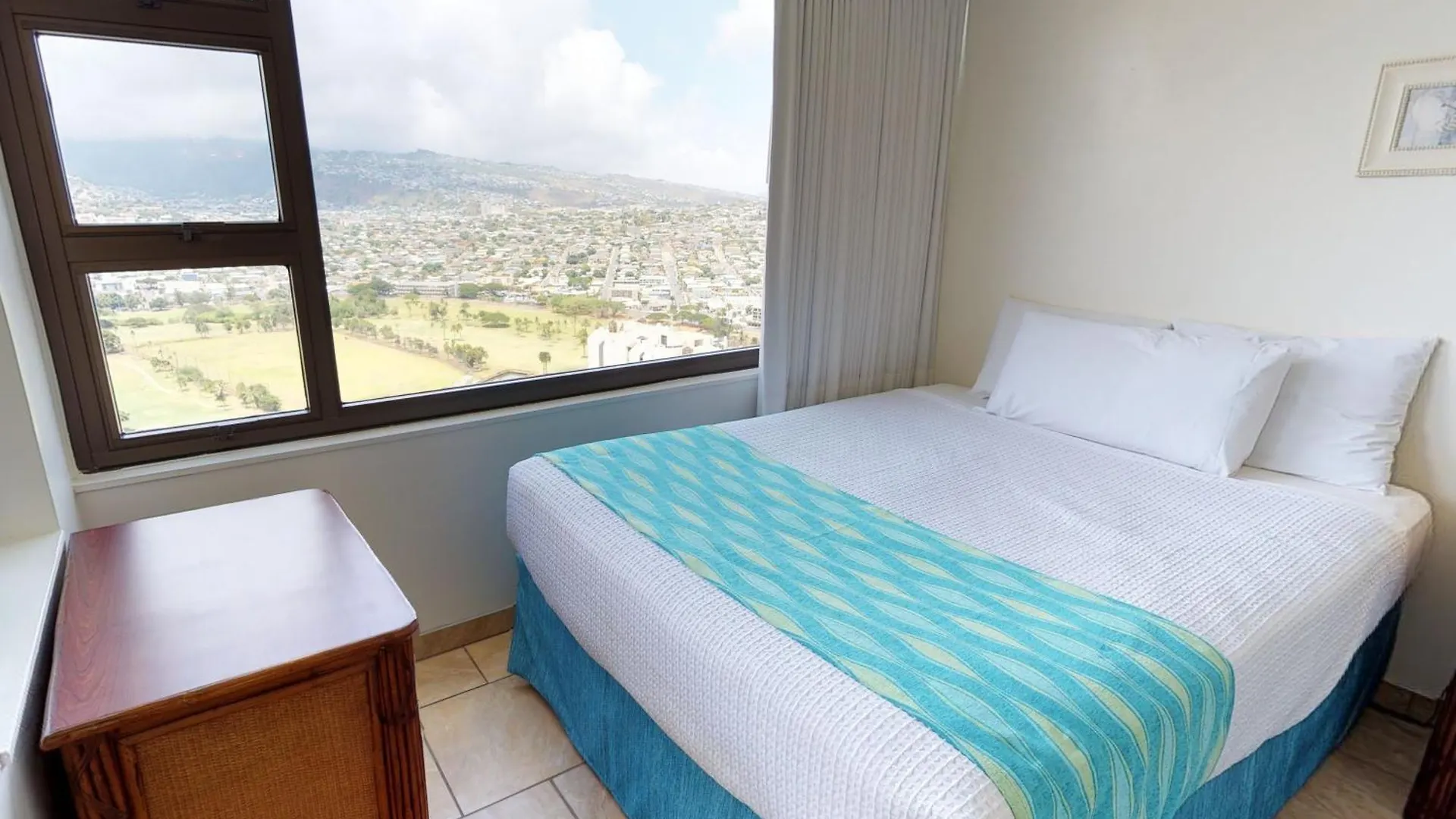 Apartamento Sky-High Waikiki Escape--Mountain And Golf Course Views, Steps To The Beach And Free Parking Honolulu