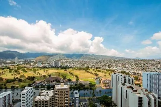 Apartment Sky-High Waikiki Escape--Mountain And Golf Course Views, Steps To The Beach And Free Parking Honolulu