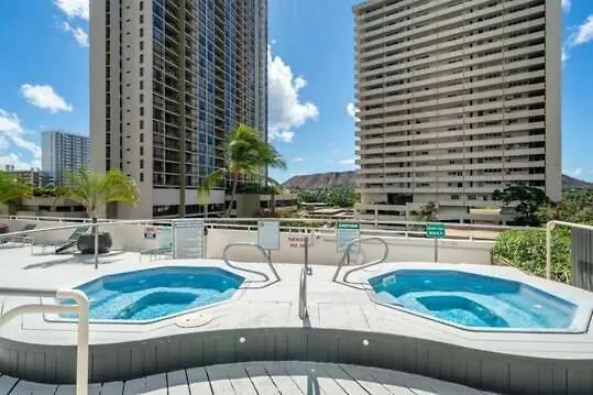 Sky-High Waikiki Escape--Mountain And Golf Course Views, Steps To The Beach And Free Parking Honolulu Apartment