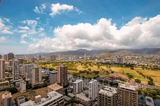 Sky-High Waikiki Escape--Mountain And Golf Course Views, Steps To The Beach And Free Parking Honolulu