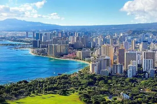 Sky-High Waikiki Escape--Mountain And Golf Course Views, Steps To The Beach And Free Parking Honolulu Apartment