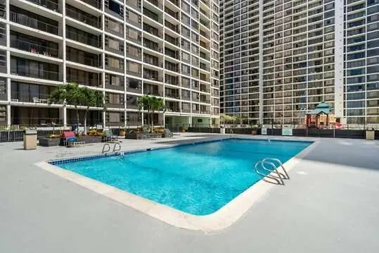 Sky-High Waikiki Escape--Mountain And Golf Course Views, Steps To The Beach And Free Parking Honolulu
