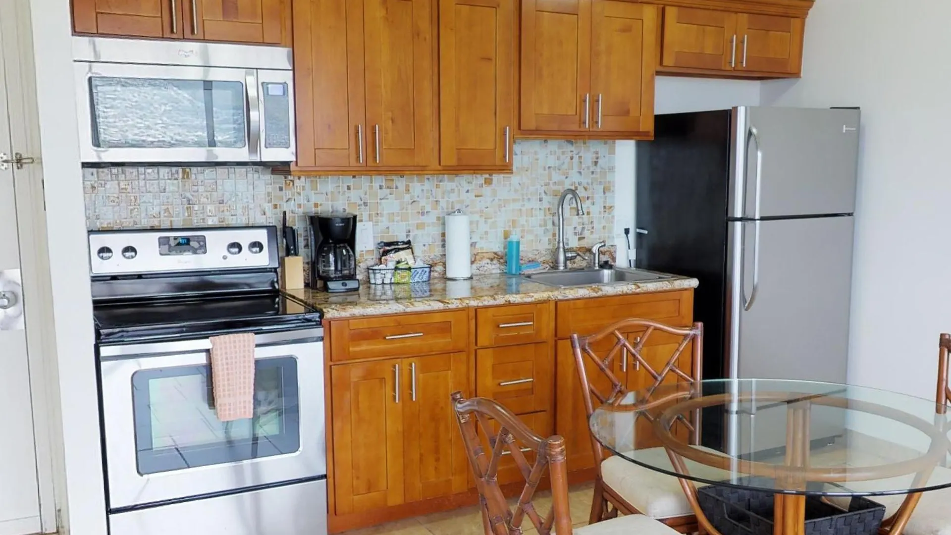 Apartment Sky-High Waikiki Escape--Mountain And Golf Course Views, Steps To The Beach And Free Parking Honolulu